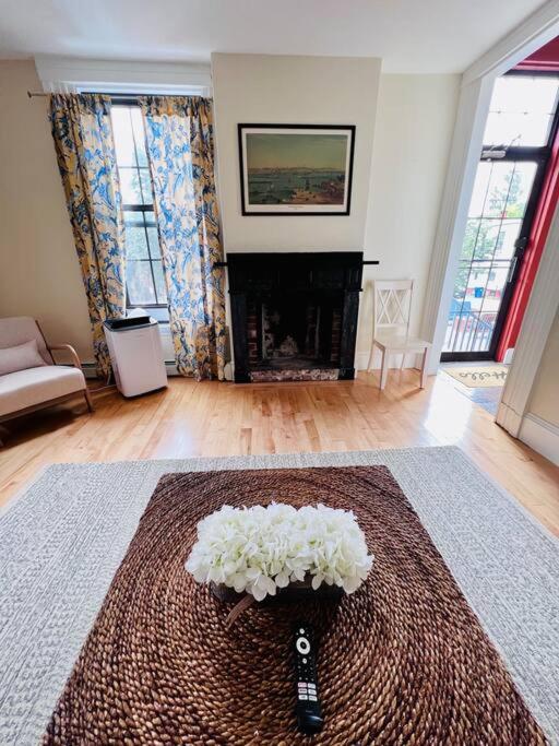 Historic Corner Apartment With Patio & Off Street Parking Portland Exteriör bild