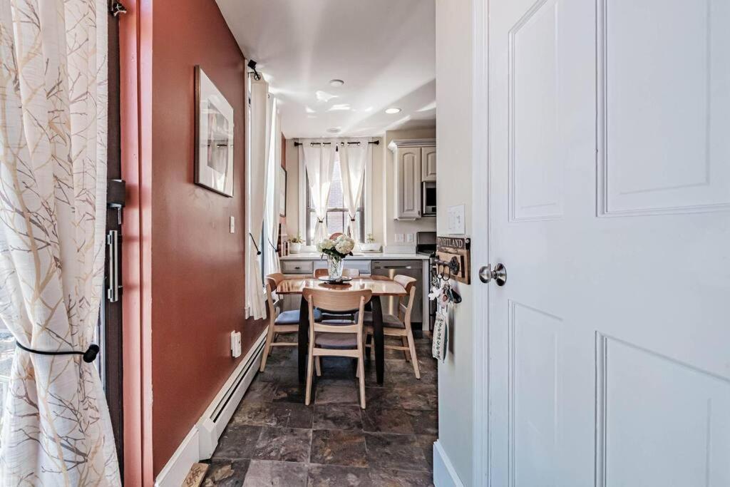 Historic Corner Apartment With Patio & Off Street Parking Portland Exteriör bild