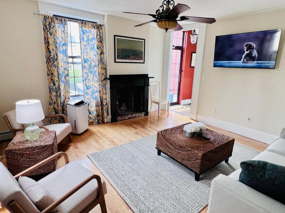 Historic Corner Apartment With Patio & Off Street Parking Portland Exteriör bild