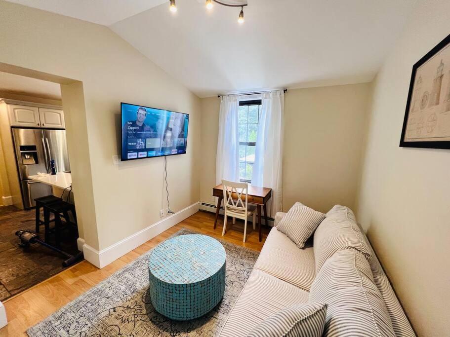 Historic Corner Apartment With Patio & Off Street Parking Portland Exteriör bild
